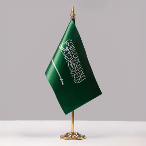 علم السعودية مكتبي صغير مع قاعدة ذهبية