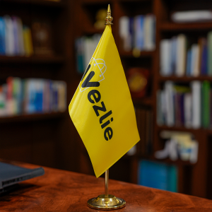 علم مكتبي صغير مخصص بشعار شركة ويزلي مع قاعدة ذهبية