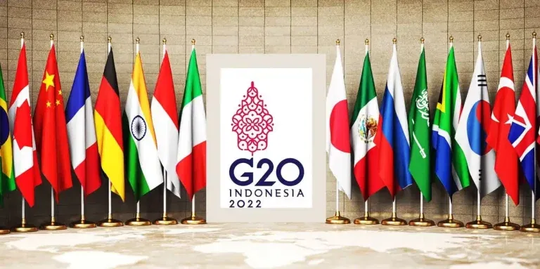 قاعة مؤتمرات بداخلها مجموعة أعلام داخلية لدول العالم