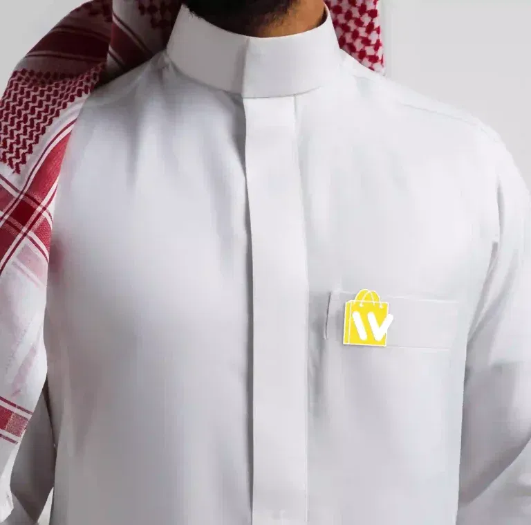 رجل يظهر بدون رأس يرتدي قفطان أسود وغطرة مع بروش بشعار شركة ويزلي