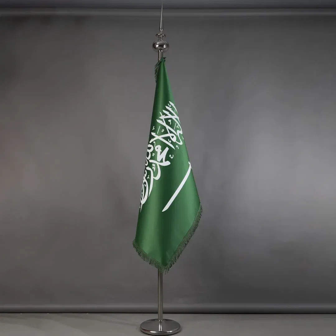 علم السعودية مع قاعدة