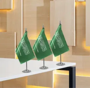 أعلام صغيرة لليوم الوطني